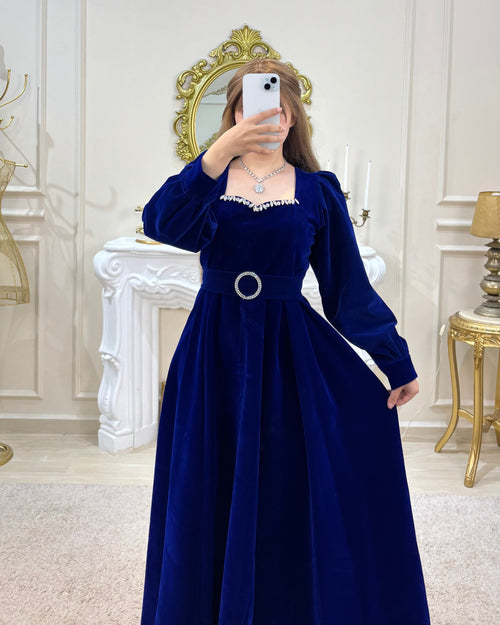 روب زرقاء مستورة للعيد